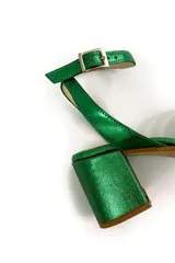 Sandalias de cuero verde metalizado con taco bloque y pulsera con hebilla.