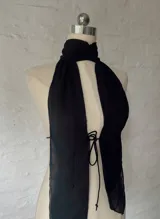 Top negro con cuello halter y abertura en el frente que se ata con lazos.