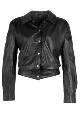 Campera negra de cuero con cuello camisero, cierre frontal con botones a presión plateados, mangas largas con puños abotonados y corte a la cintura.