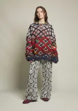 Pantalón de tela jacquard con estampado de arabescos en blanco y negro. Tiro medio/alto, botón y cierre delantero con corte semi wide leg.