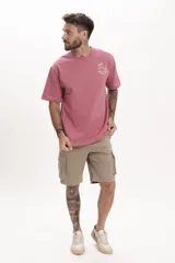 Bermuda cargo color beige con bolsillos laterales y traseros con solapa.