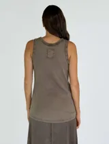 Musculosa de algodón color gris claro con cuello redondo y terminaciones desflecadas.