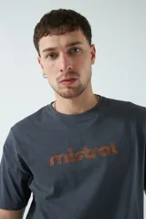 Remera de algodón con logo estampado en relieve, de fit regular y manga corta.