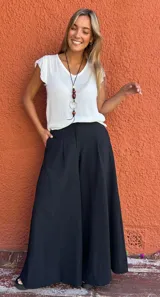 Pantalón negro de corte palazzo, con cintura elástica en la parte trasera.