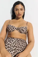 Top de bikini con estampado de leopardo, sin relleno, con tirantes ajustables y copas con aro.