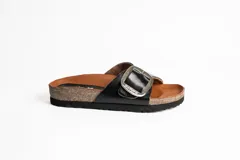 Sandalias negras de cuero con hebilla plateada.