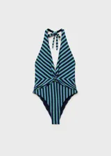 Traje de baño enterizo con estampado de rayas en tonos azul, blanco y verde. Presenta detalle drapeado en la parte frontal, cuello de pico y diseño halter con cierre de lazo en el cuello.