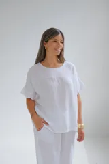 Remera blanca de lino italiano, con escote redondo y mangas cortas con detalle desflecado. Corte amplio y holgado.