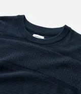 Buzo de hombre con cuello redondo, corte comfort, manga larga con puños ajustados y tejido texturizado.