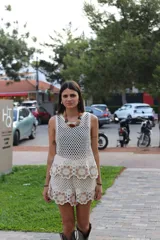 Musculosa de crochet color crudo con terminaciones en negro.