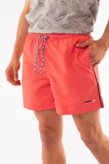 Short de baño color coral, con cintura elástica y dos bolsillos laterales, fabricado en tela ligera de rápido secado.