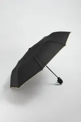 Paraguas color negro con estructura resistente y mango ergonómico.