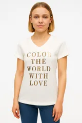 Remera negra de algodón con cuello en V y estampado de flores blancas.
