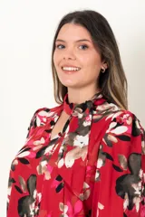 Blusa estampada de color rojo, con escote en V y lazo en el cuello, con mangas largas y frunces en los hombros.