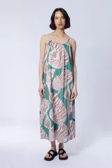 Vestido largo de algodón con estampado de hojas en tonos verde y rosa. Tiene tirantes finos y escote recto con fruncido.