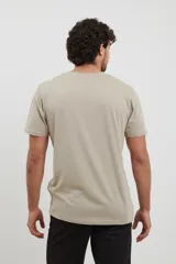 Remera color caqui con estampado rectangular de una foto en blanco y negro en el pecho.