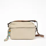Bandolera beige de tela con correa marrón y dije de cuentas de colores.