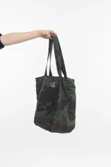 Bolso tipo tote bag con estampado de camuflaje y logo bordado.