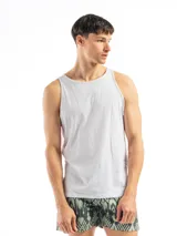 Musculosa blanca de algodón, corte clásico.