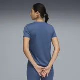 Remera deportiva Puma color azul con cuello en V y logo estampado en el pecho.