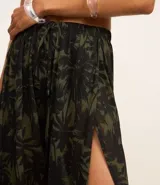 Pantalón de playa largo de crepé con estampado de palmeras y cintura elástica.