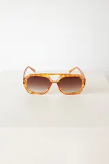 Lentes de sol con protección UV400 y montura de policarbonato color carey.