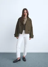 Jeans blancos de tiro medio, corte flare y largo crop con bajo deshilachado. Confeccionados en mezcla de algodón elástico.