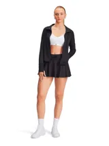 Campera negra de calce ajustado, con cuello alto, cierre frontal y mangas largas con orificios para los pulgares.