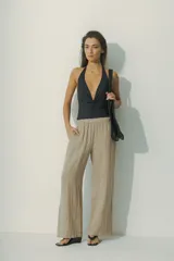 Pantalón de lino color beige, de corte palazzo con cintura elastizada.