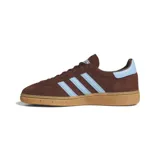 Championes Adidas Originals Handball Spezial de gamuza color marrón con detalles en celeste y suela de goma color caramelo.