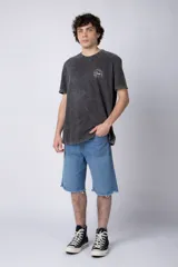 Remera gris con efecto gastado, corte semi-oversize y estampado pequeño en el pecho con un diseño de un girasol.