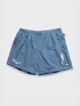 Short de baño negro con bordado de enredadera blanca en la pierna izquierda. Cuenta con cintura elástica con cordón ajustable, bolsillos laterales y bolsillo trasero con cierre. Incluye suspensor de malla fina hipoalergénico.