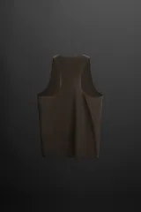 Musculosa deportiva negra de tejido ligero y elástico con zonas perforadas para mayor transpirabilidad, cuello redondo amplio, sisa con acabados termofijados, bajo con aberturas laterales y logo estampado reflectante en la espalda. Zara Athleticz.