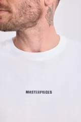 Remera blanca de manga corta con estampa en la espalda que incluye texto en negro, una estrella verde y la fecha 2025.