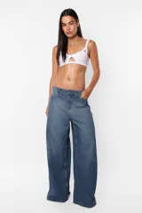 Pantalón denim wide leg, tiro medio, color azul.