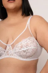 Soutien reductor con aro, confeccionado en lycra, puntilla elastizada y detalle de microtul. Breteles elásticos regulables y broche reforzado en espalda.