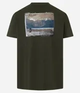 Remera verde militar de algodón, corte clásico, con cuello redondo y mangas cortas. Estampado frontal con texto en color claro.