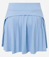 Short pollera deportivo celeste de poliamida con cintura elástica y detalle superpuesto en la espalda.