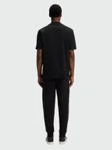 Remera de manga corta, cuello redondo y calce regular, color azul marino oscuro, con un pequeño logo bordado en el pecho.