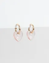 Aros tipo argolla dorados con dije colgante de corazón de resina transparente color rosa pálido.