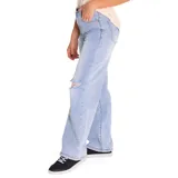 Pantalón de jean celeste de pierna ancha con roturas en ambas rodillas.
