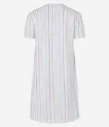 Camisón blanco de mangas cortas confeccionado en algodón con cuello redondo, estampa de rayas verticales de colores y estampa delantera de flechas con lettering playero.