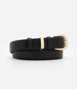 Cinturón negro de cuero sintético con textura crocco, hebilla metálica dorada y trabillas de cuero sintético.
