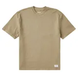 Remera color beige de corte cuadrado y cuello redondo.