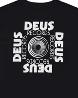 Remera blanca de manga larga con cuello redondo y estampado del logo de la marca Deus Ex Machina en el pecho y en las mangas.
