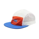 Gorra de running blanca con visera azul y panel frontal naranja con logo. Paneles laterales de malla blanca.