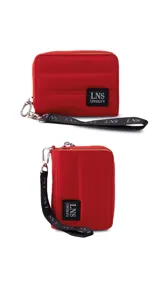 Billetera corta con cierre alrededor y tapa, confeccionada en tela capitoneada. Incluye varias reparticiones con tarjeteros y bolsillos internos, y una correa de mano desmontable. Disponible en negro, rojo y dorado.