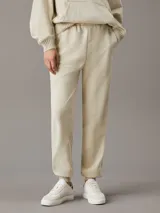 Pantalón de chándal color beige de felpa de algodón con cintura elástica, puños de canalé y bolsillos laterales.