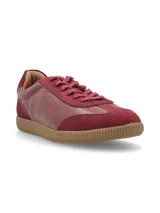 Zapatillas acordonadas doradas de cuero, con suela marrón de goma.