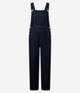 Mono jeans modelo peto confeccionado con algodón más sostenible. La prenda tiene piernas rectas, breteles anchos ajustables, bolsillo en el pecho y costuras contrastantes.